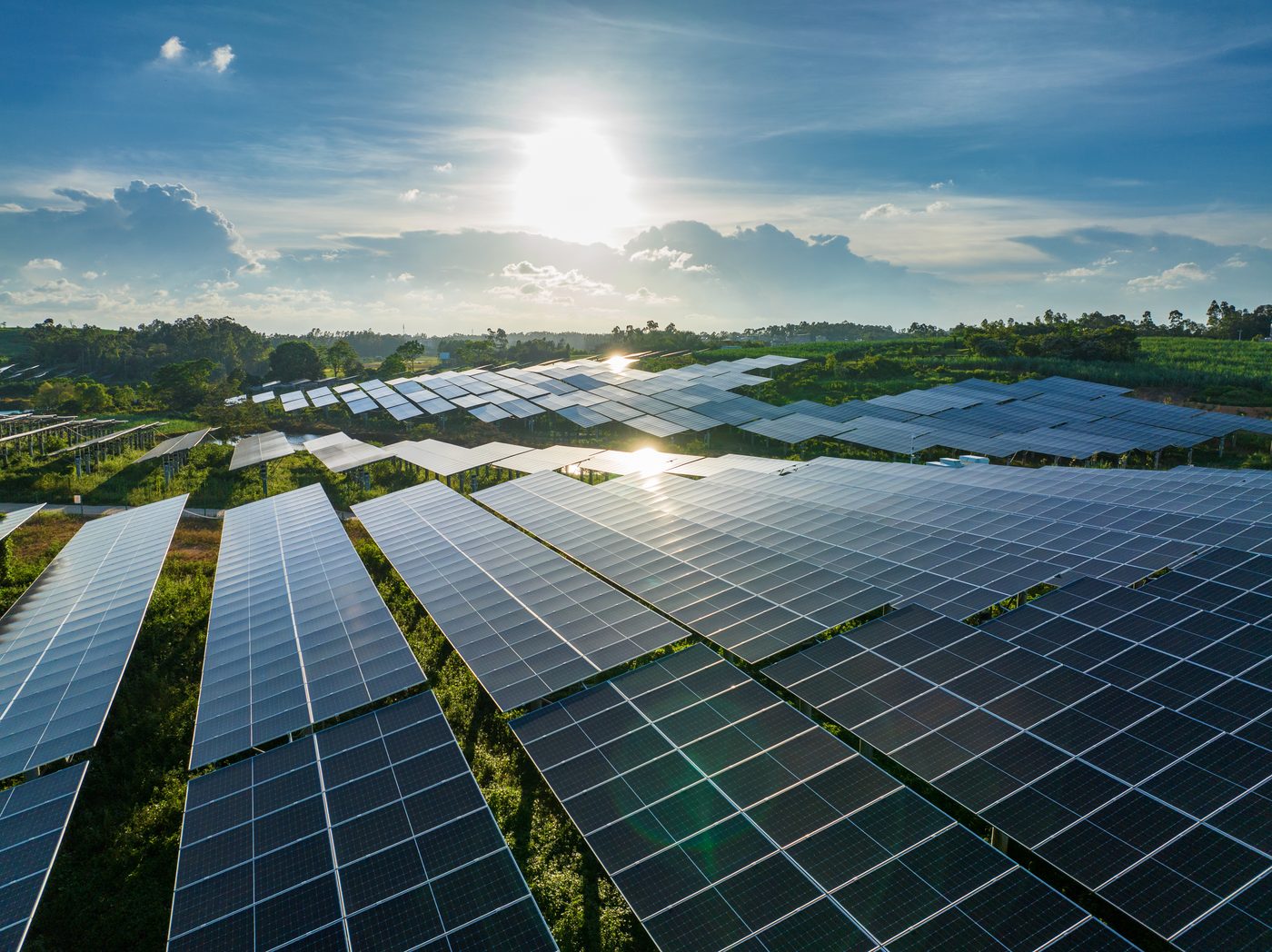 Painéis solares fotovoltaicos instalados em área rural
